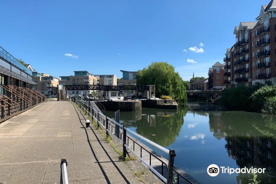 Brentford Lock Canalside