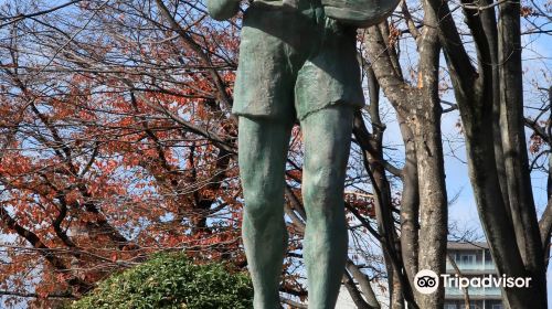 Newspaper boy statue