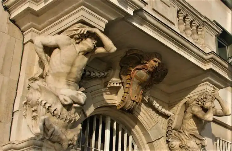 Hotels near Les Atlantes de Pierre Puget