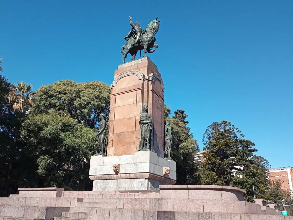 Hotel in zona Monumento al General Carlos Maria de Alvear