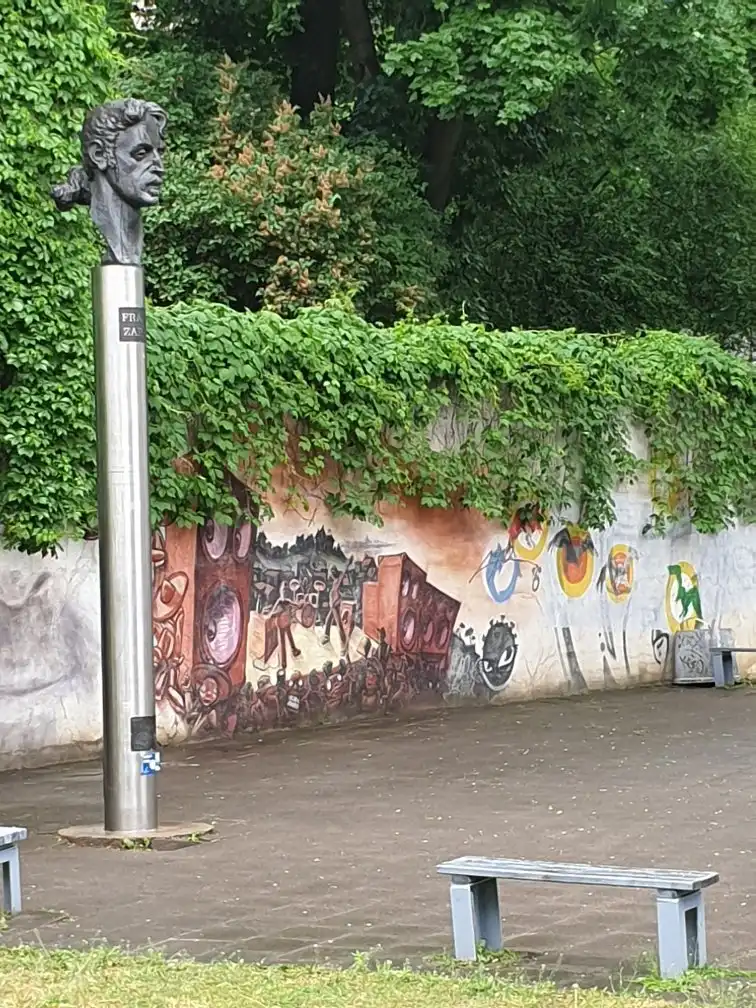 Frank Zappa Statue 주변 호텔