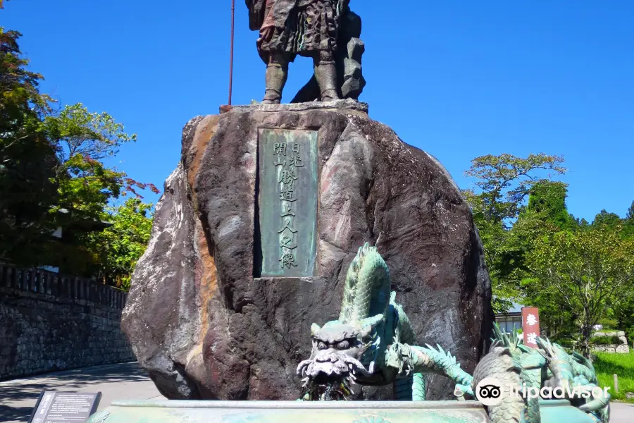 Statue of Shodo (meeting place for guided light-on tour)