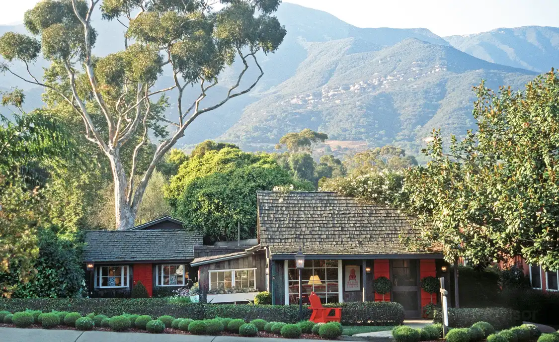 Hotels near William Laman Furniture Garden Antiques
