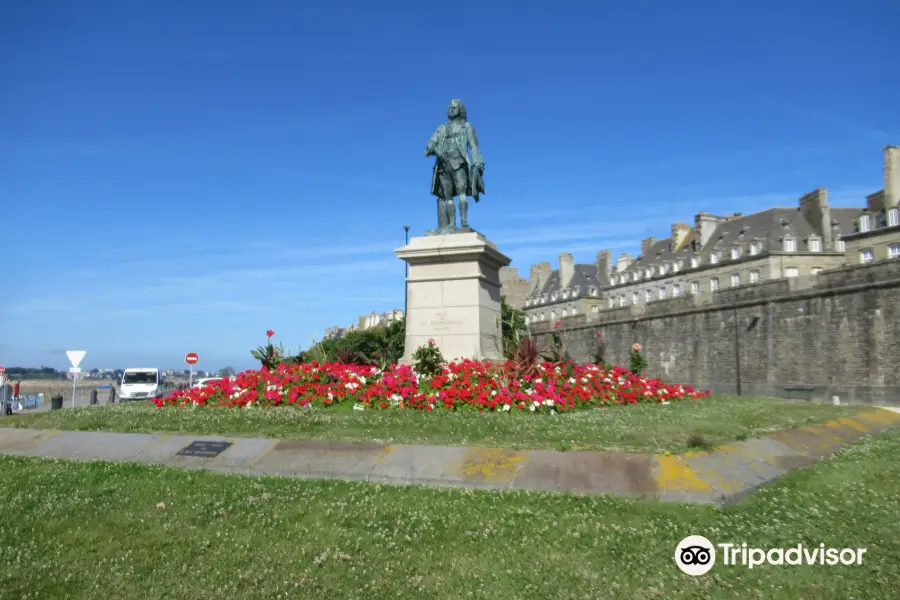 Statue of Bertrand-François Mahé de la Bourdonnais