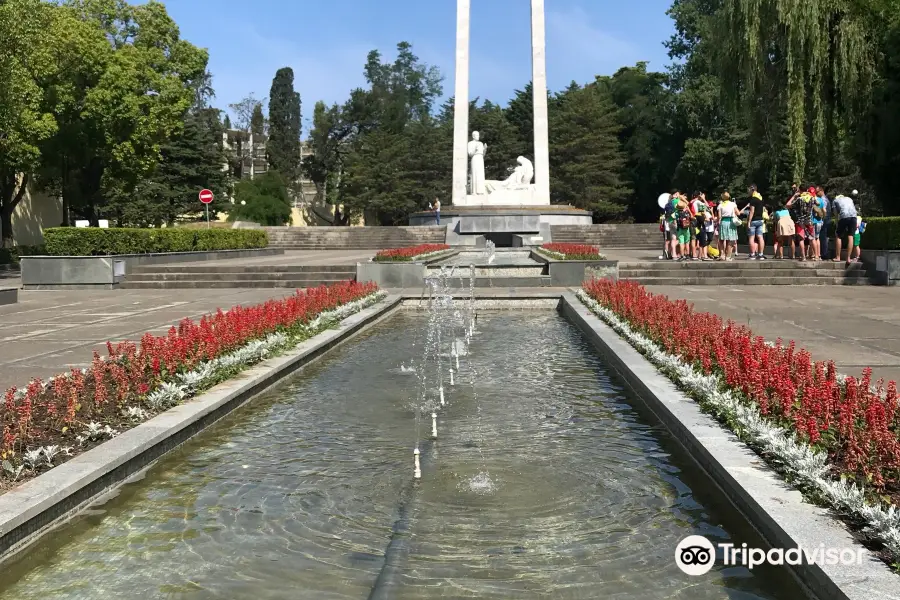 Памятник "Подвиг во имя жизни"