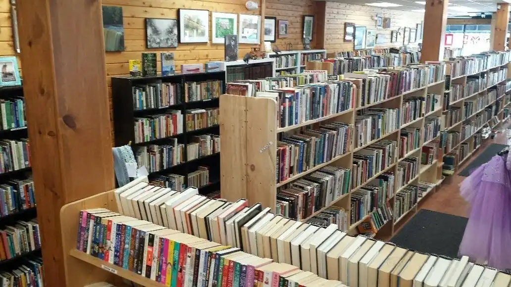 Island Books & Crafts附近的飯店