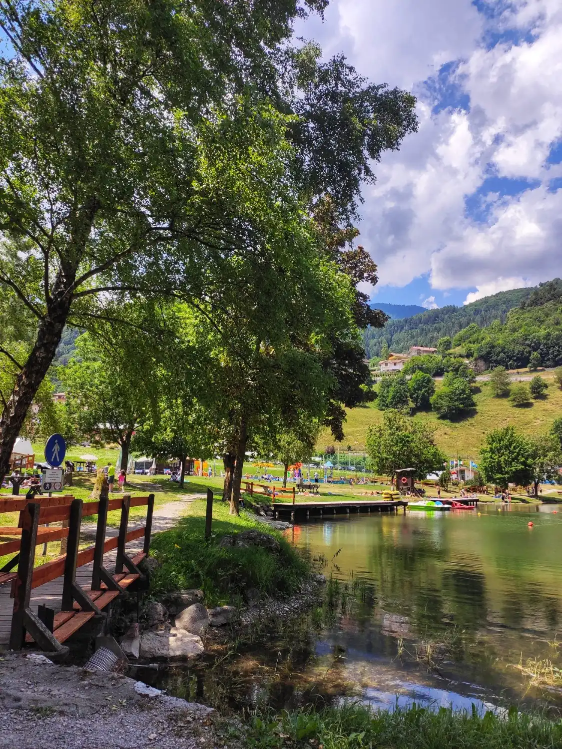 Hotels near Lago di Roncone