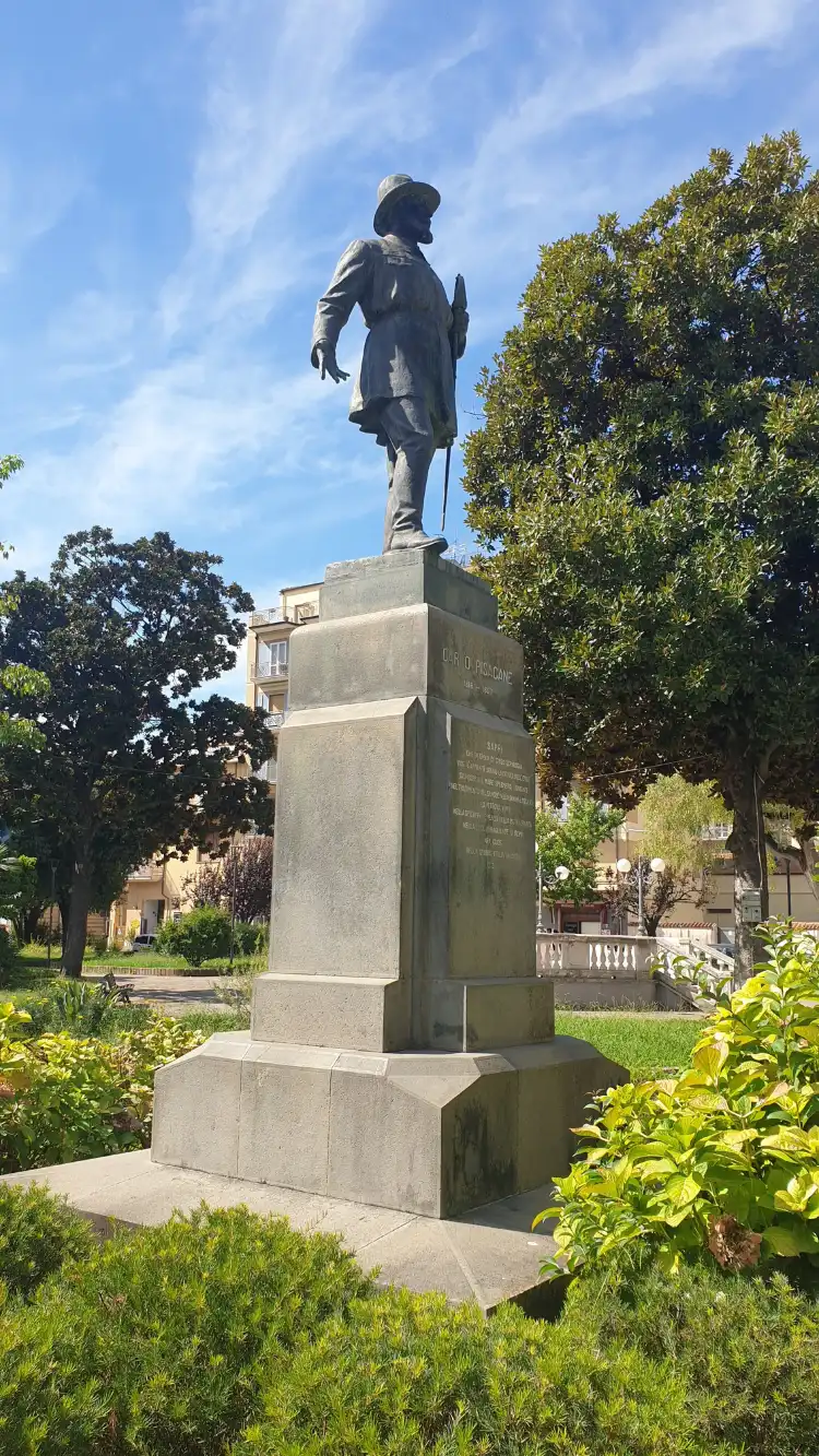Các khách sạn gần Bronze Statue of Carlo Pisacane