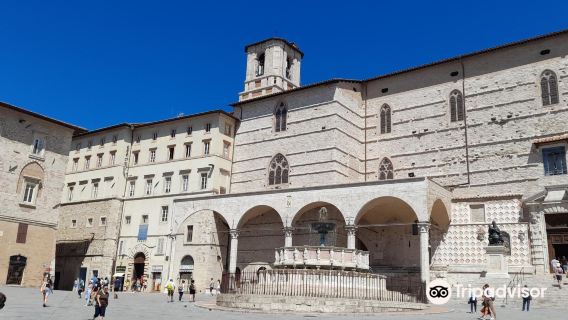 Tour di un giorno a Piazza IV Novembre e Abbazia di San Pietro