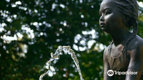 Fountain the Girl Ude With Fish