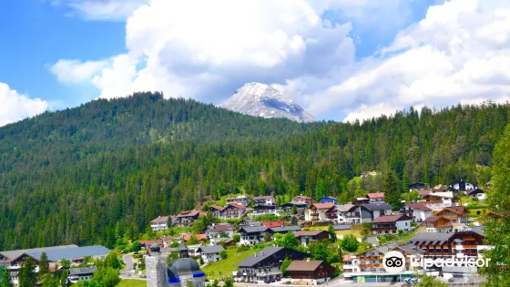 Kreuzweg mit Steinkreis
