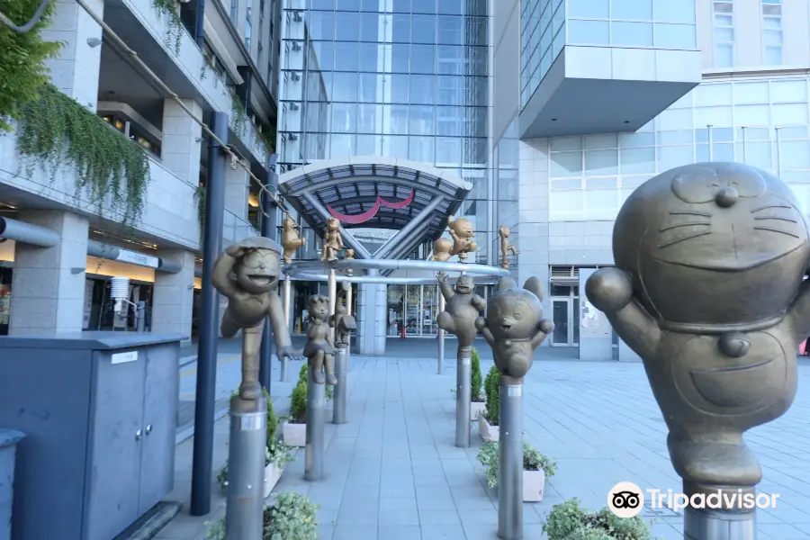 Otomo no Yakamochi Statue in front of Takaoka Station