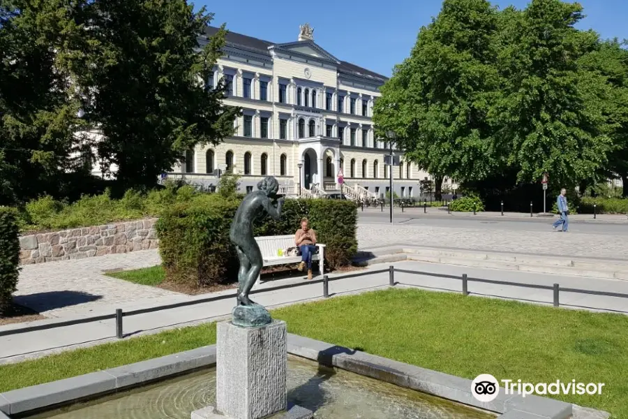 Brunnen 'Die Trinkende'