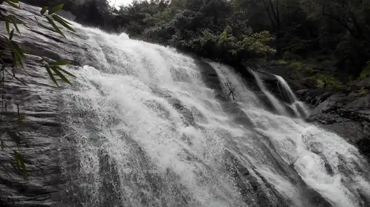 Hotels near Alakapuri Water Falls