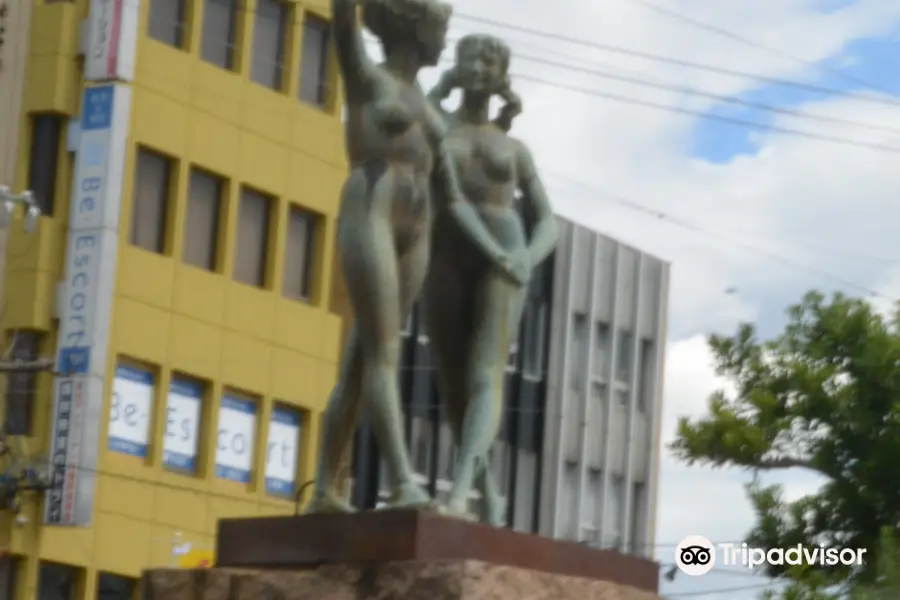 Wa to Hagemi Statues of Women