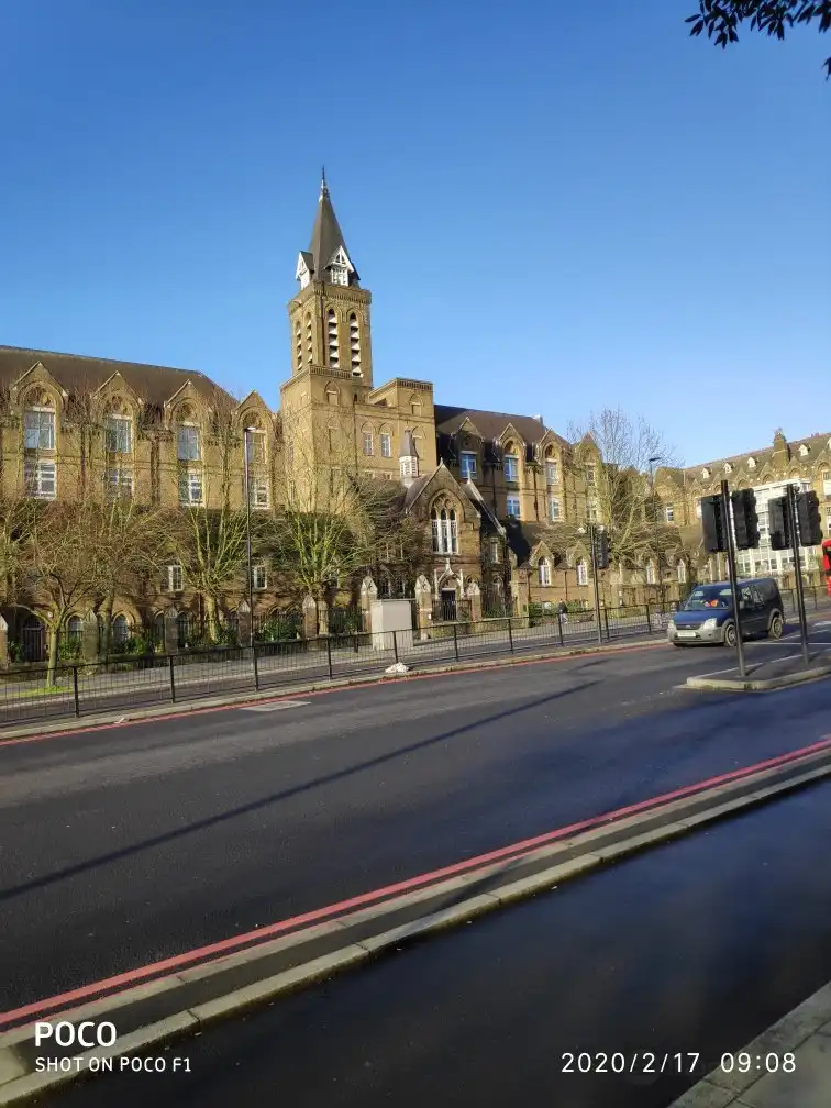 Hotels near Archway Bridge