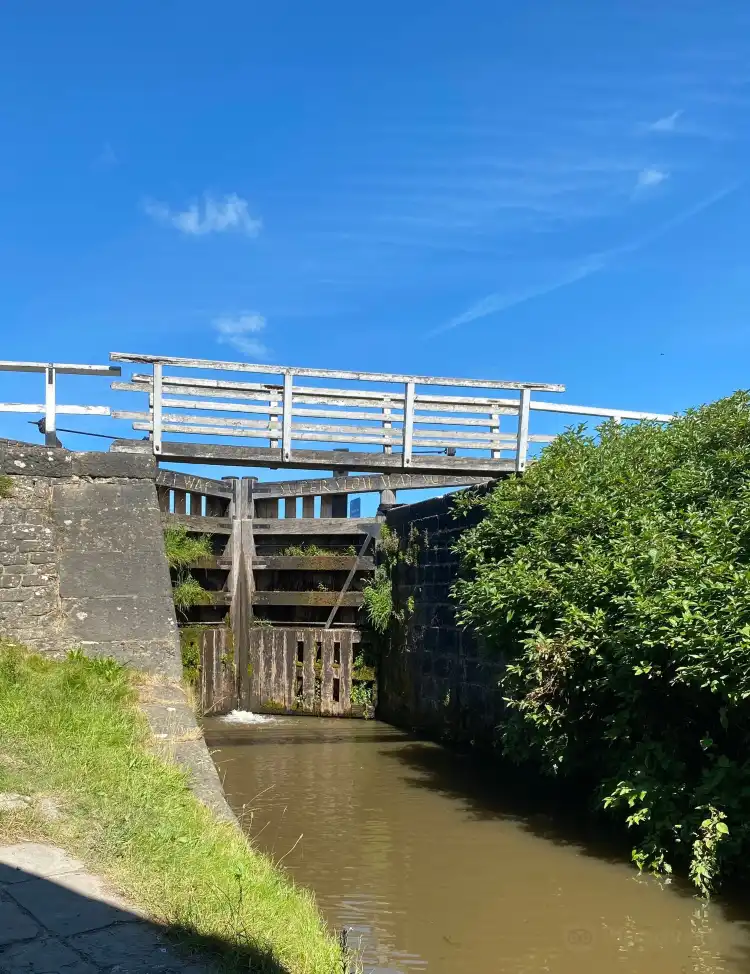 Hotels near Leeds and Liverpool Canal