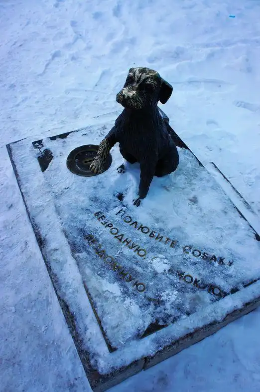 Hotels near Monument to Homeless Dog