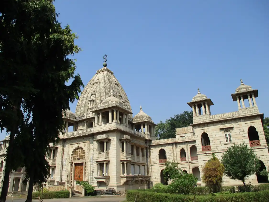 Hotels near Keerti Mandir -Abhivyaktee kendra,Akriti art gallery,Javneeka Cafe