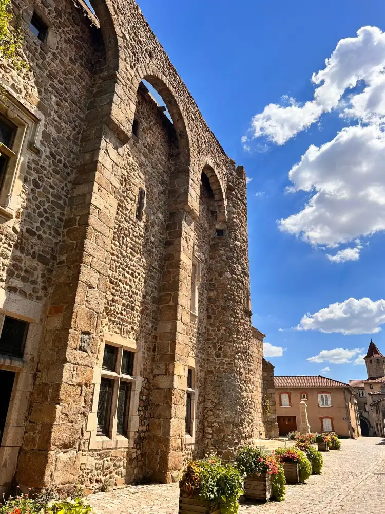 Hotels in Charlieu