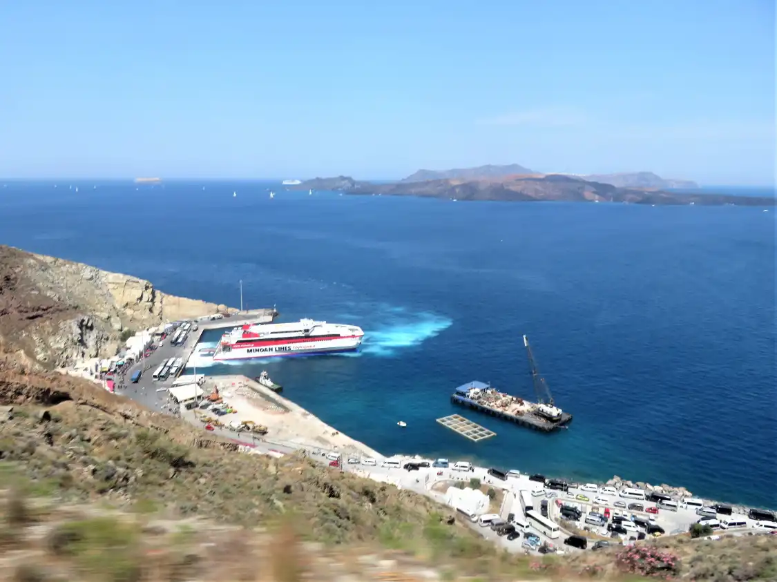 Athinios Port Santorini周辺のホテル