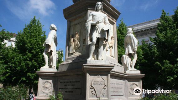 tour 1 ngày đài Sforza + Nhà thờ Milan + Phòng trưng bày La Scala + Tượng Leonardo da Vinci