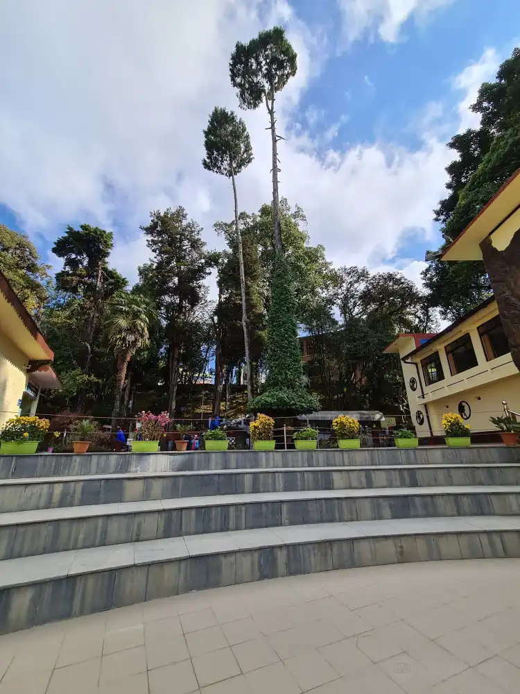 Hotels near Himalayan Mountaineering Institute