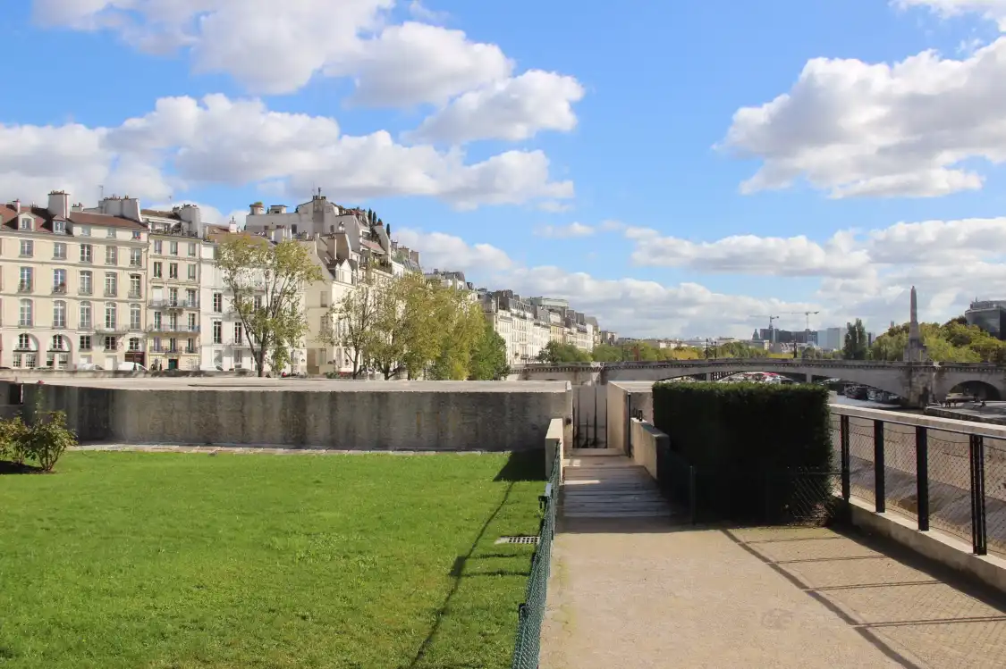 유배순교자 기념물 주변 호텔