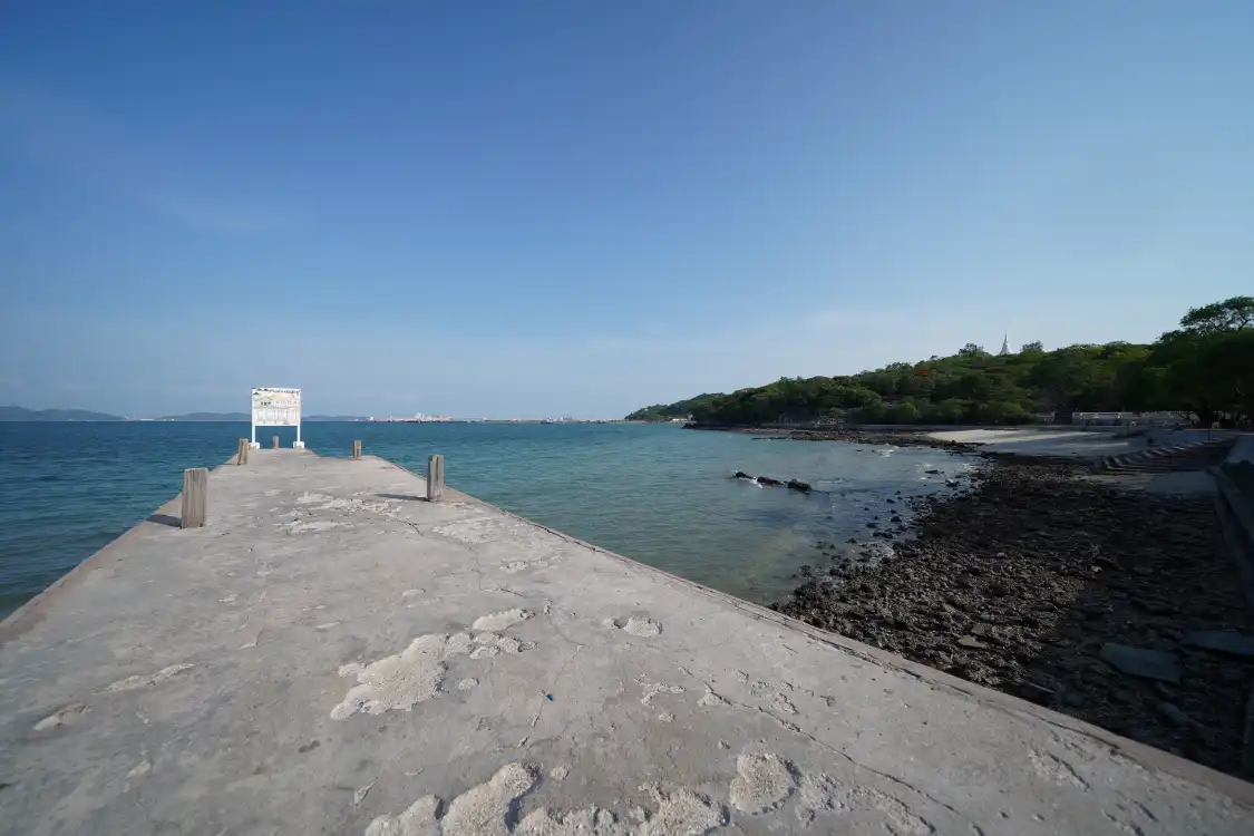 Hotels near Leam Chakapong Cape