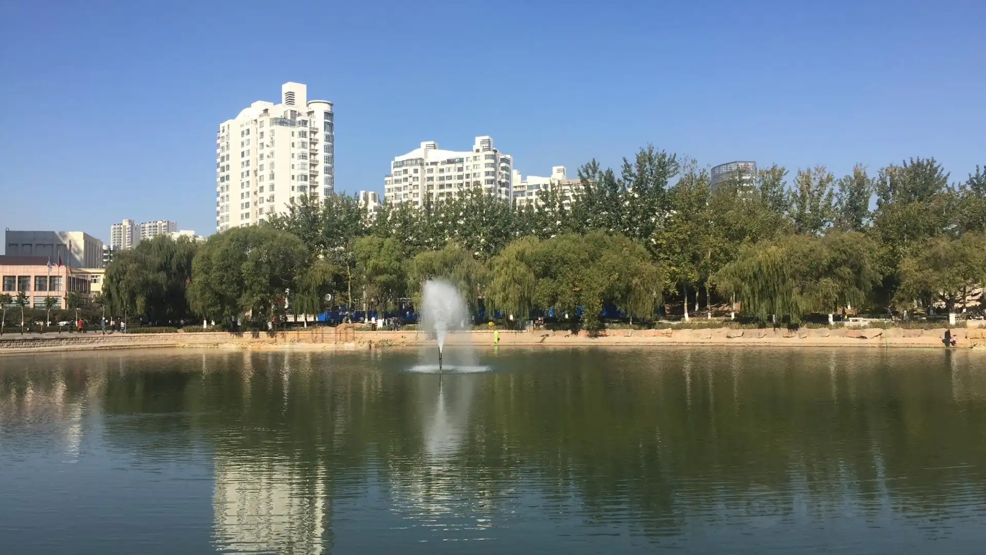 秦皇島人民公園周辺のホテル
