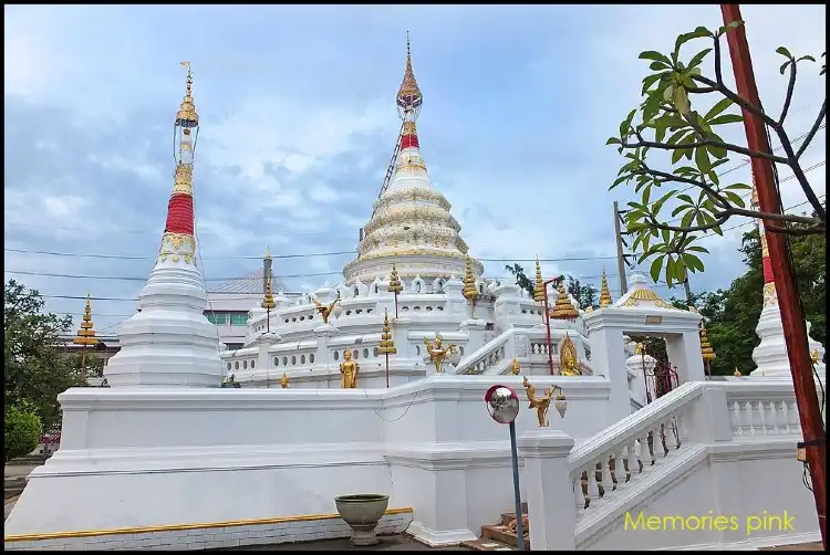 Hotels near Wat Songtham Worawihan