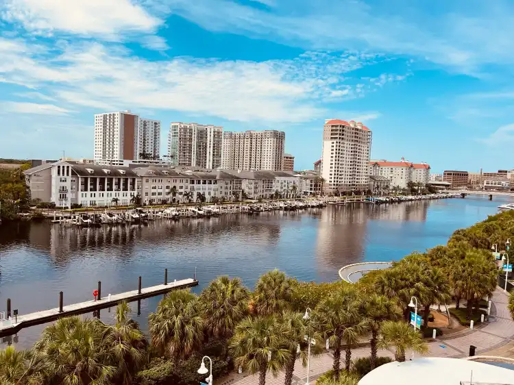 Hotel dekat Tampa Bay History Center