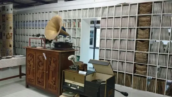 Discs & Machines - Sunny's Gramophone Museum and Records Archive