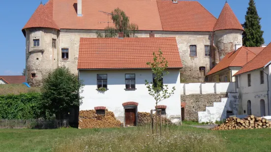Zamek Louňovice pod Blanikem