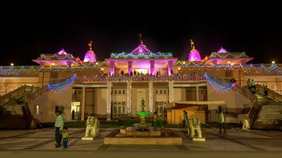 Trimandir, Adalaj