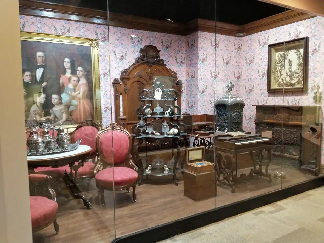 イリノイ州立博物館周辺のホテル