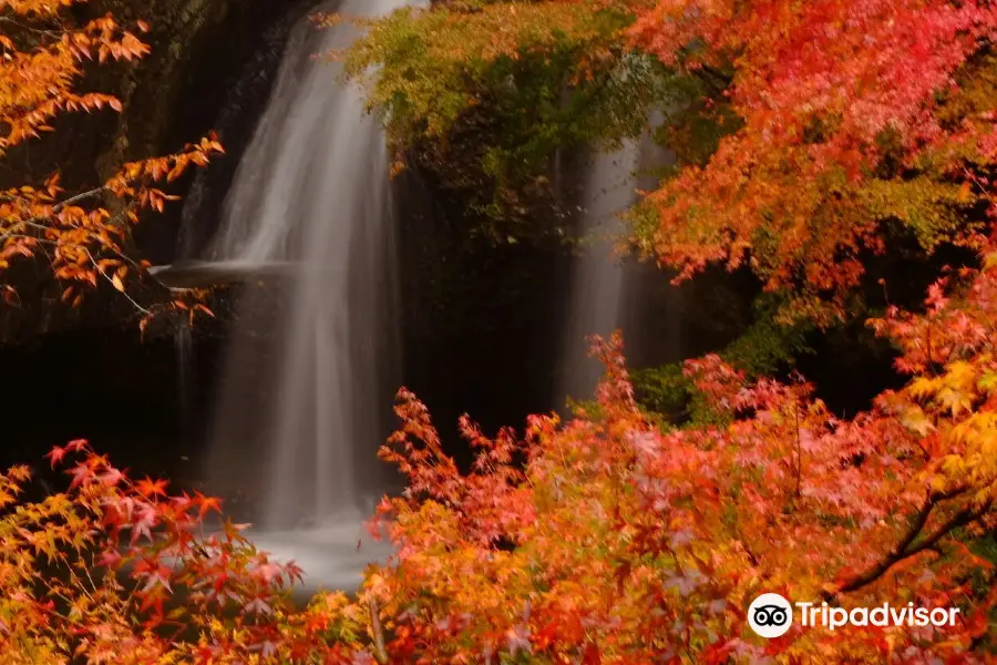 Tsukimachi Waterfall