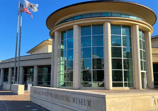 エイブラハム・リンカーン大統領図書館・博物館周辺のホテル