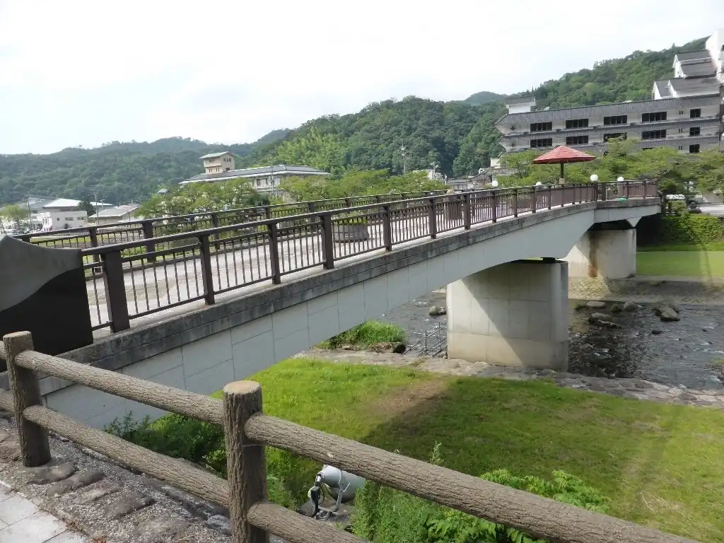 Hotels near Kajika Bridge