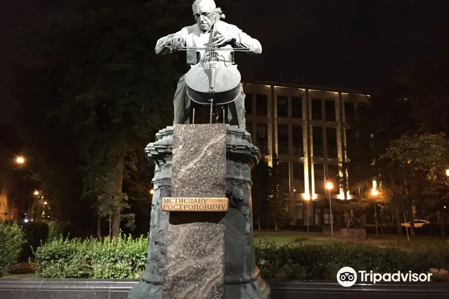 Памятник Мстиславу Ростроповичу
