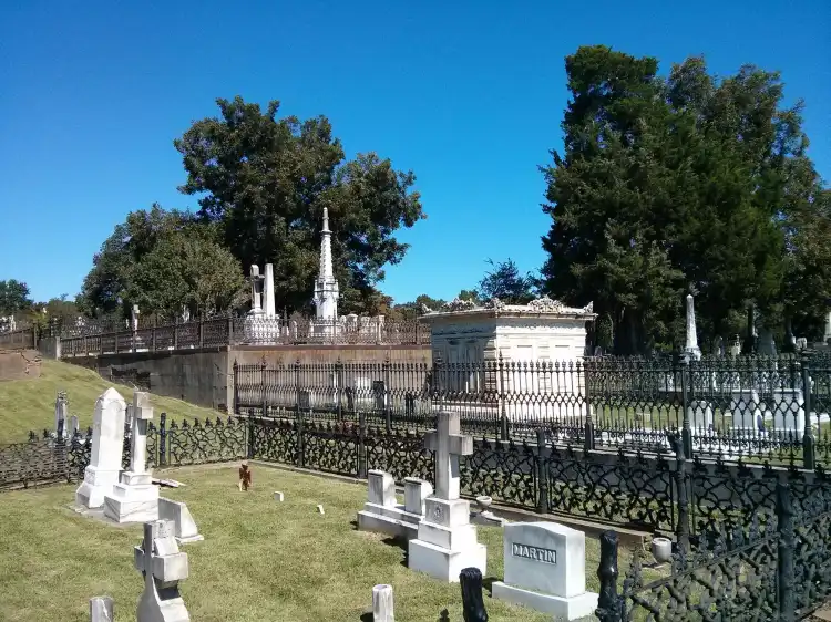 Hotels near Historic Natchez Cemetery