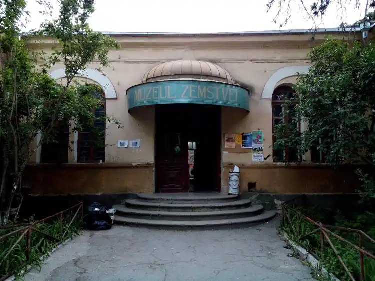 Hotels near Muzeul Zemstvei