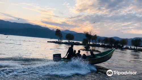 Zarivar Lake