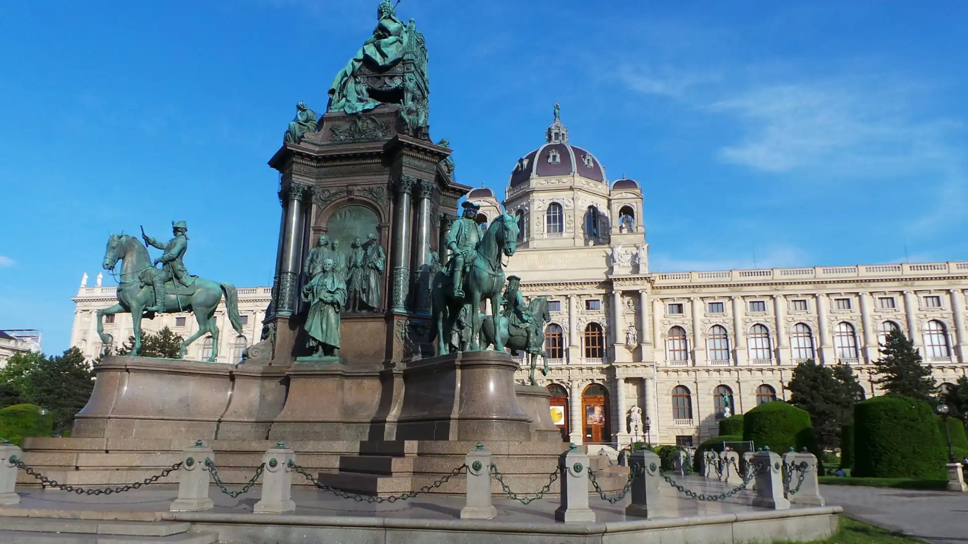 Hotels near Maria Theresa Memorial