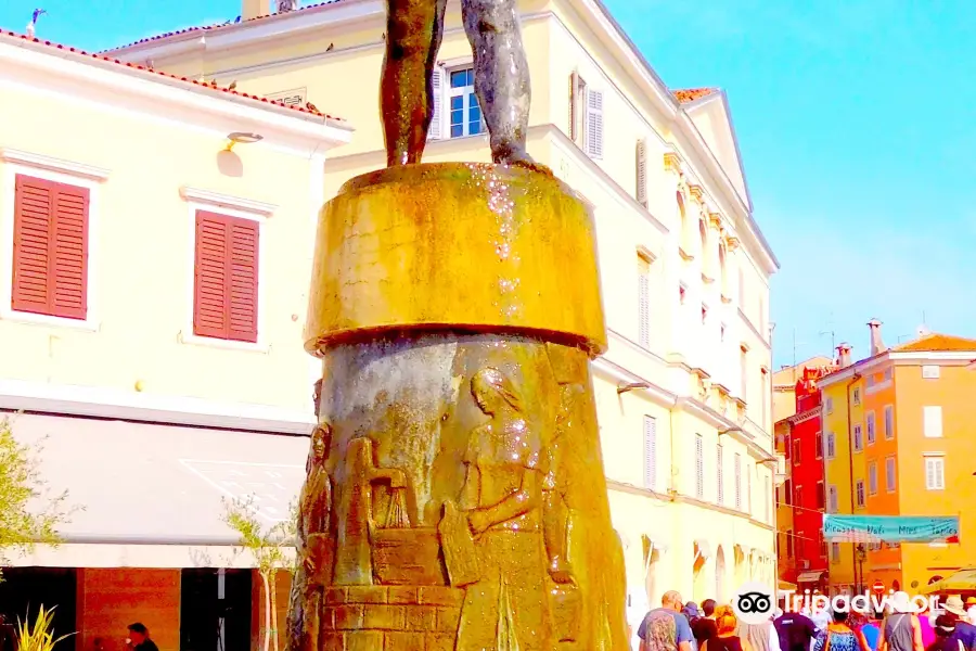 Fountain on Main Square