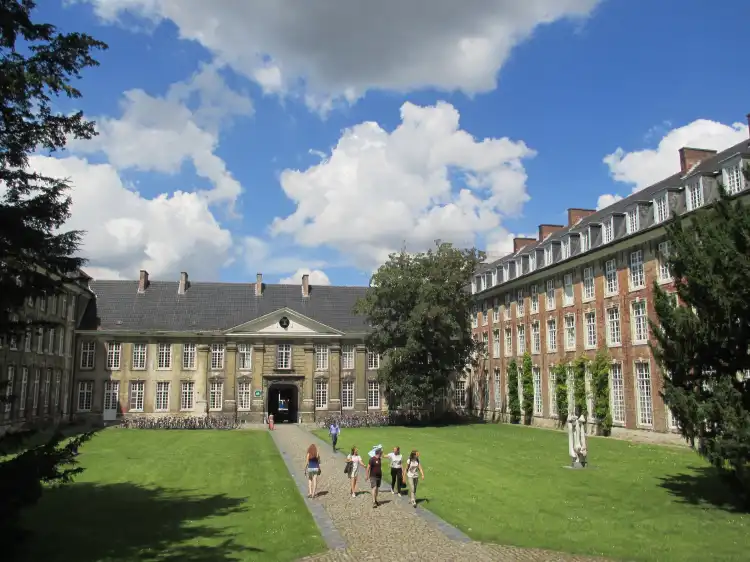 Hôtels à proximité de : Collège du pape