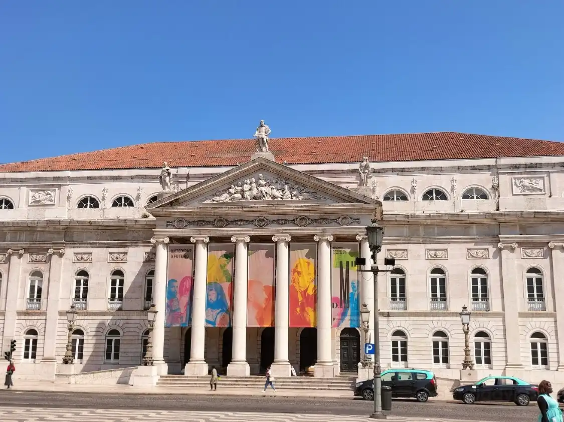 瑪麗亞二世國家劇院附近的飯店