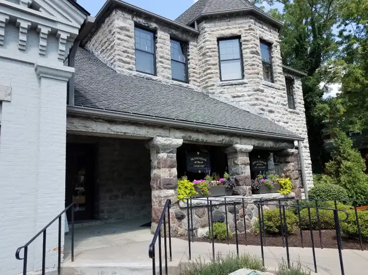 Hotels near Thayer Park