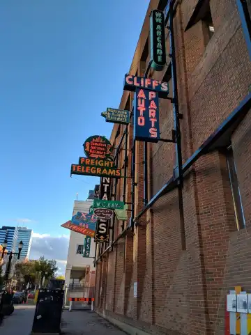 Hotel berhampiran Neon Sign Museum