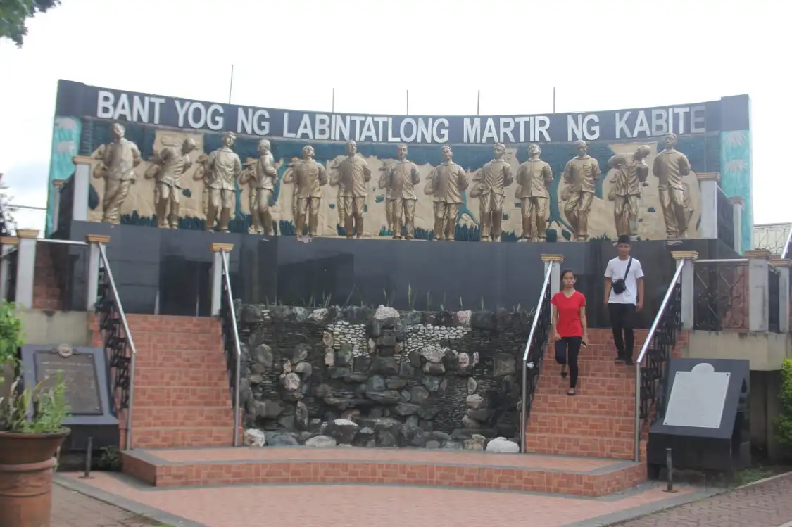 Các khách sạn gần The 13 Martyrs Monument